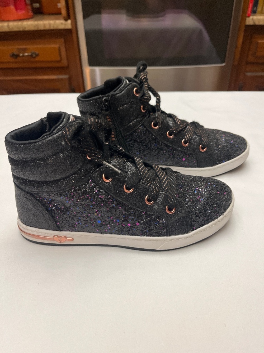 Girls Skechers Blk. Glitter Shoutout Style High/Top Tennis Shoes.  Size 4.